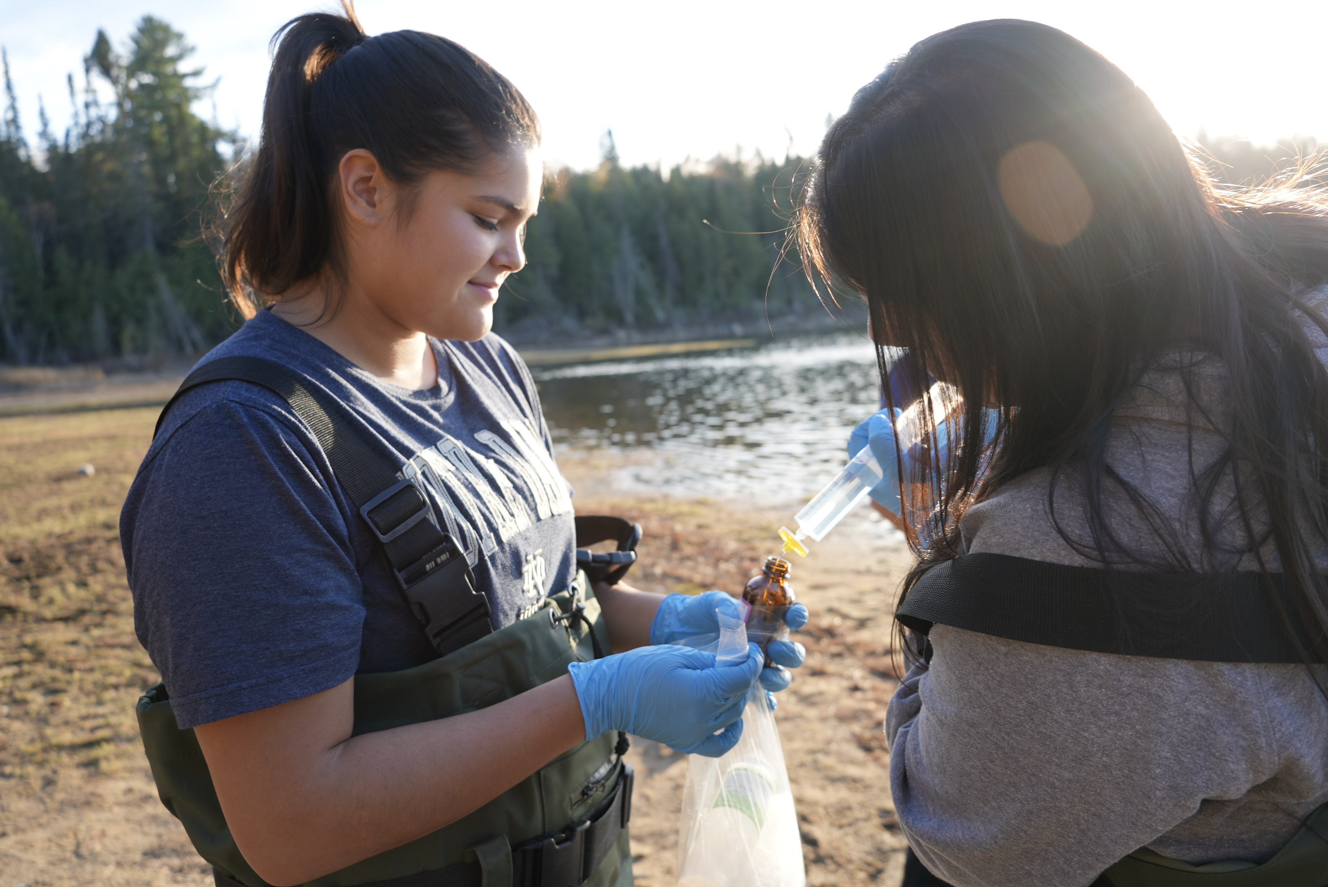 During the field seminar, the interior Alexander Nolan (left) takes a sample of water as part of the internship program for ecological waters.